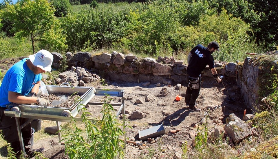 Den 6 oktober berättar arkeologen Martin Rundkvist på Stinsen om utgrävningarna vid Skällviks borgruin som gjordes av 17 personer sommaren 2016. Foto: Monica Stangel Löfvall