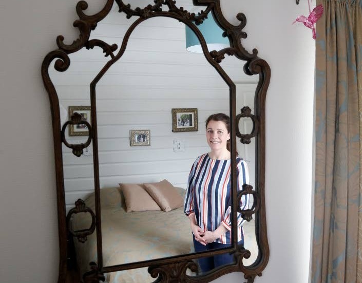 Kär ägodel. I sovrummet hänger en vacker spegel som Emma har köpt i en inredningsbutik i Dorking i Surrey.