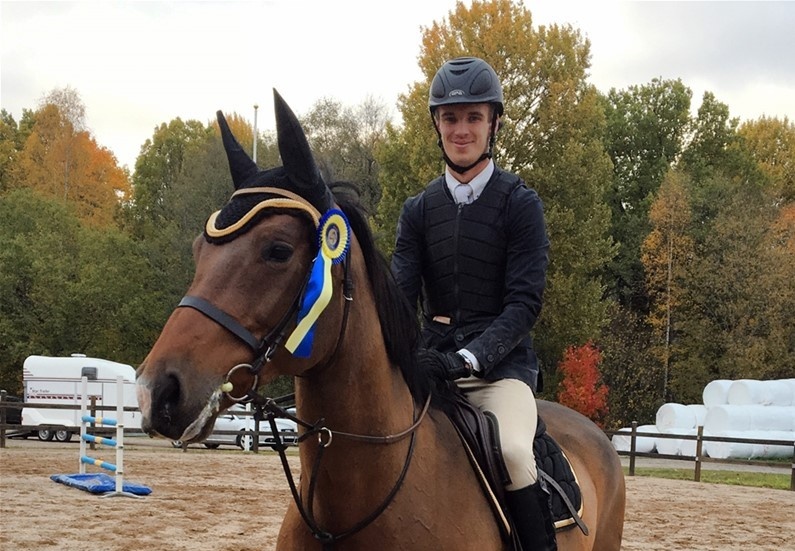 Kinda Ridklubbs Daniel Siverholm blev både Kindamästare och klubbmästare på stor häst vid tävlingarna i Pinnarp.