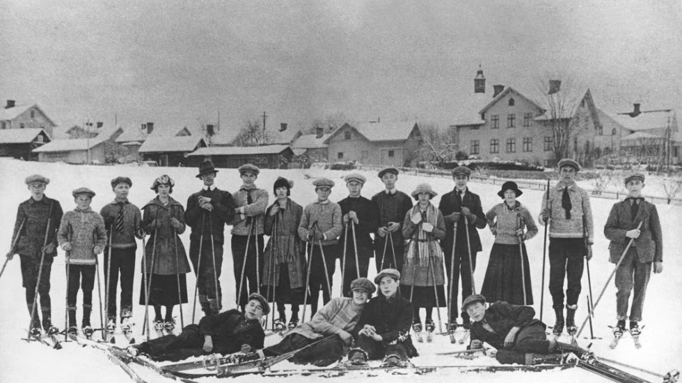 Skidintresserade Kisa-ungdomar en vinterdag 1923. Här poserar de för fotografering i sluttningen mot nuvarande Systembolaget och Stora torget.