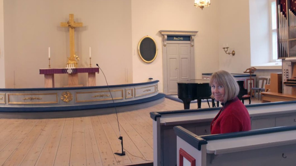 Karina Nahlbom, ny präst i norra Tjust, bekantar sig med bygden hon ska jobba i. Bilden är tagen i Gamleby kyrka.