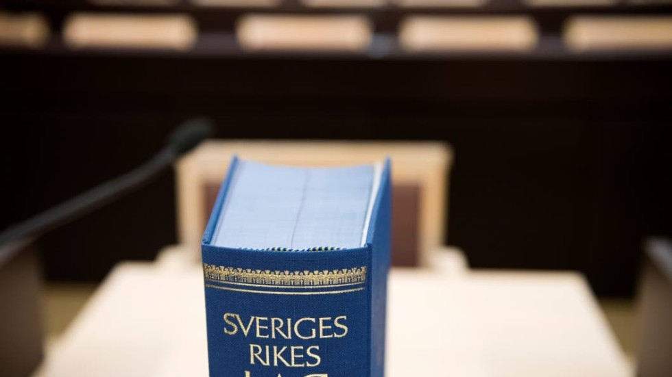 En man i 40-årsåldern döms av Kalmar  tingsrätt till dagsböter för att ha försökt misshandla en ledig polis.