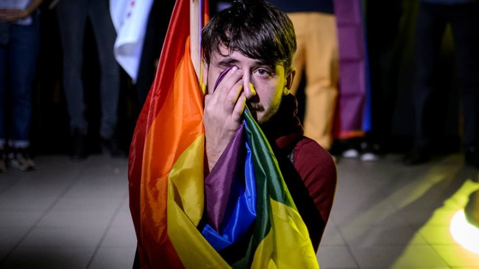 Rumäniens folkomröstning om skärpt förbud för homosexuella att gifta sig ogiltigförklarades på grund av för lågt valdeltagande. Men utvecklingen i landet oroar, skriver Cecilia Wikström (L).