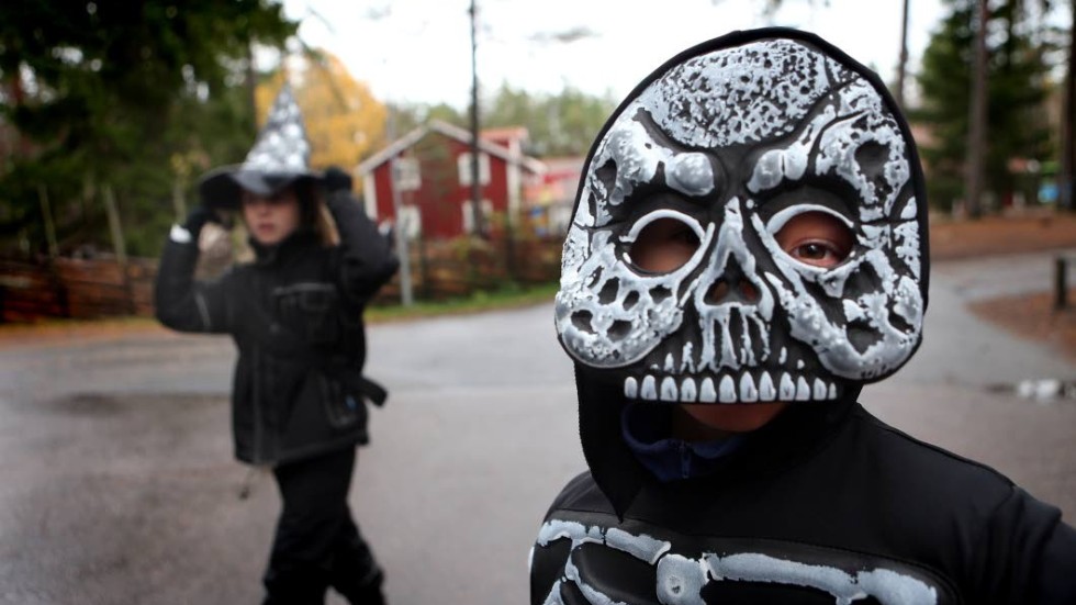 Västerviks kommun har ingen policy gällande om barnen får klä ut sig på halloween när de är på förskolan.