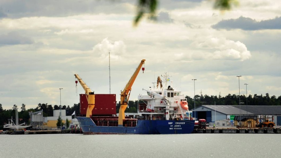 Skribenten fortsätter ställa frågor om Västerviks hamn och satsningarna där.