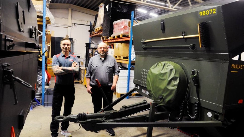 Produktionen av släpvagnarna har precis startat. Tre montörer har anställts och en säljare ska rekryteras, berättar Westbay trailers platschef Christoffer Henningsson. Här tillsammans med konstruktören Anders Jonsson.