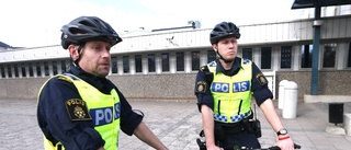 Poliser patrullerar på cykel