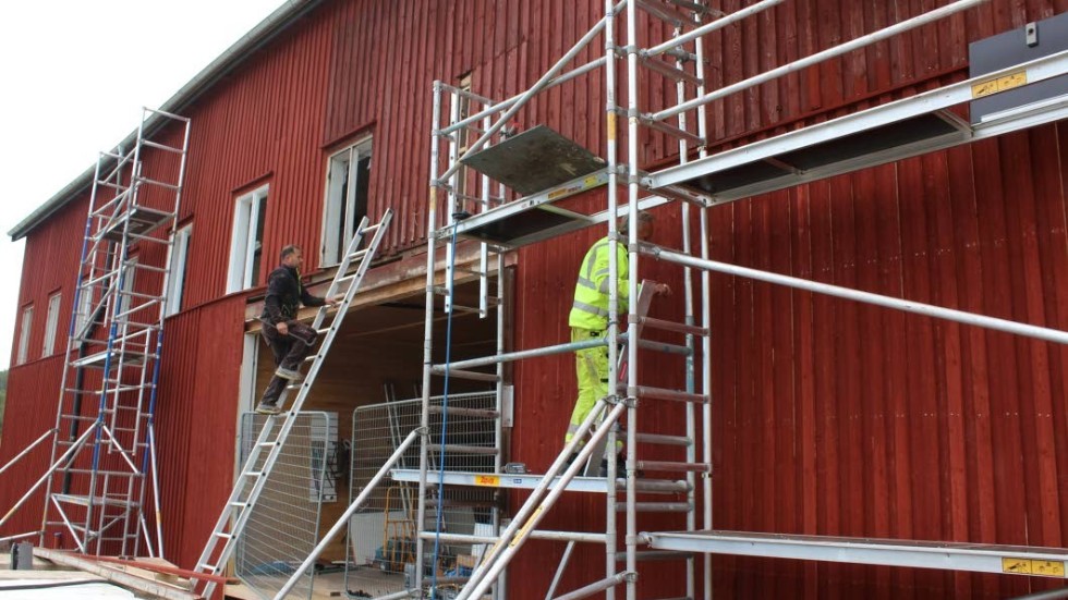 Yasser Ayan och Per Gustafsson jobbar med fasadrenoveringen av Holms varv i Gamleby.