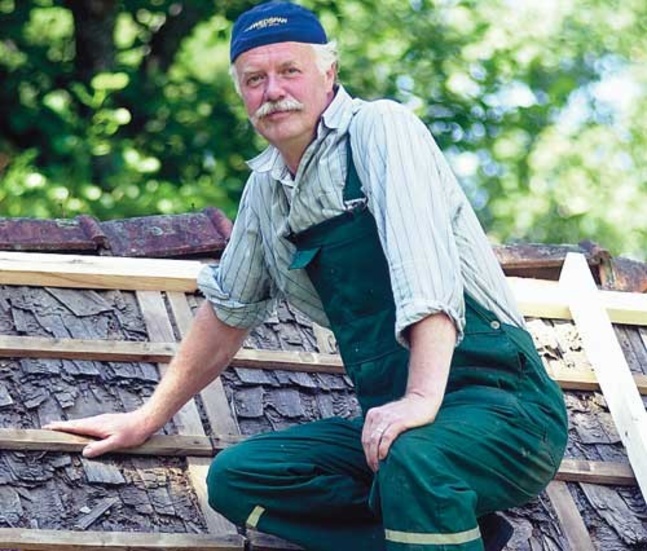 Lennart Beijer, semesterledig riksdagsman, ligger inte på latsidan. Han sitter på taket och slår i spik. Uthuset ska få nya plåtar.
