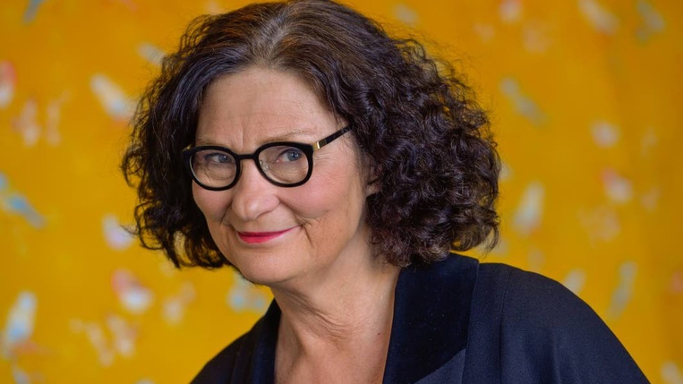 Ebba Witt-Brattström, född 1953, är litteraturprofessor vid Helsingfors universitet. Hon har skrivit en rad litteraturhistoriska böcker, bland annat om Moa Martinson och Edith Södergran. I mars kommer hennes skönlitterära debut "Århundradets kärlekskrig".