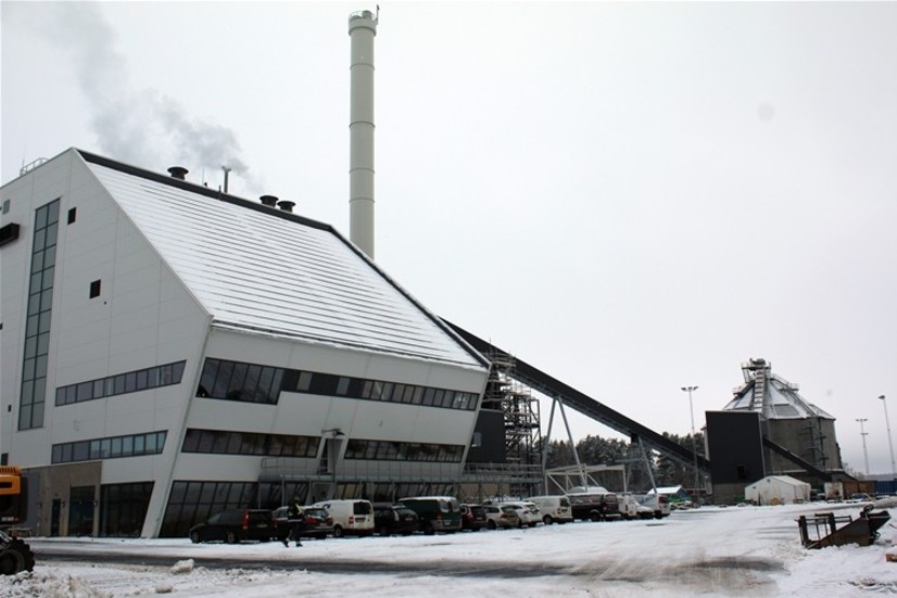 Vemabs elproduktion i kraftvärmeverket på Tallholmen är den stora förklaringen till bolagets rekordvinst, som Niklas Gustafsson (M) och moderaterna tycker ska stanna kvar i bolaget.