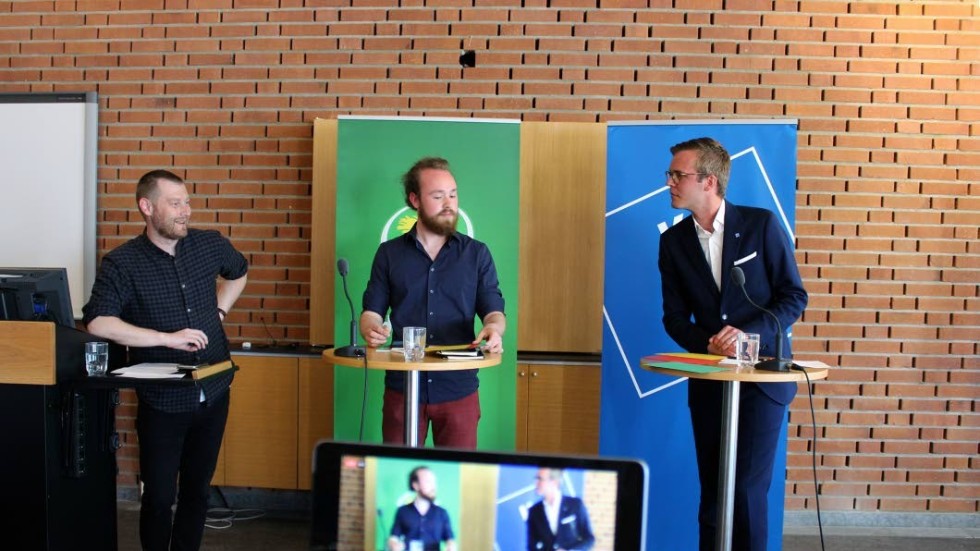 Från vänster: Andreas Steiner, moderator, samt de båda motståndarna Max Troendlé (MP) och Eric Dicksson (KD).