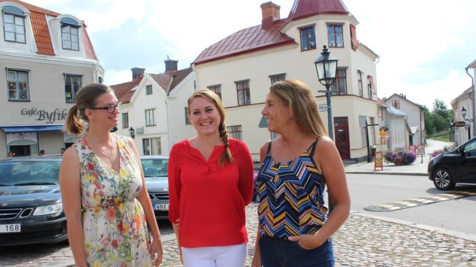 Johanna Nilsson, Maria Björkman och Anette Karlsson i samspråk om årets Sagobyn, som i år har en hel del aktiviteter på torget.