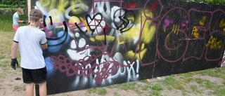 Här gör de graffiti på kollot