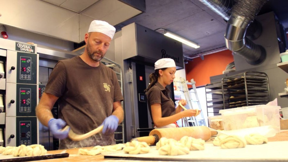 Både Mats Karlsson och Klara Bergström kommer att arbeta som bagare i det nya bageriet. De menar att det har varit en bra rusch under dagen och att de har fått väldigt god respons från kunder.