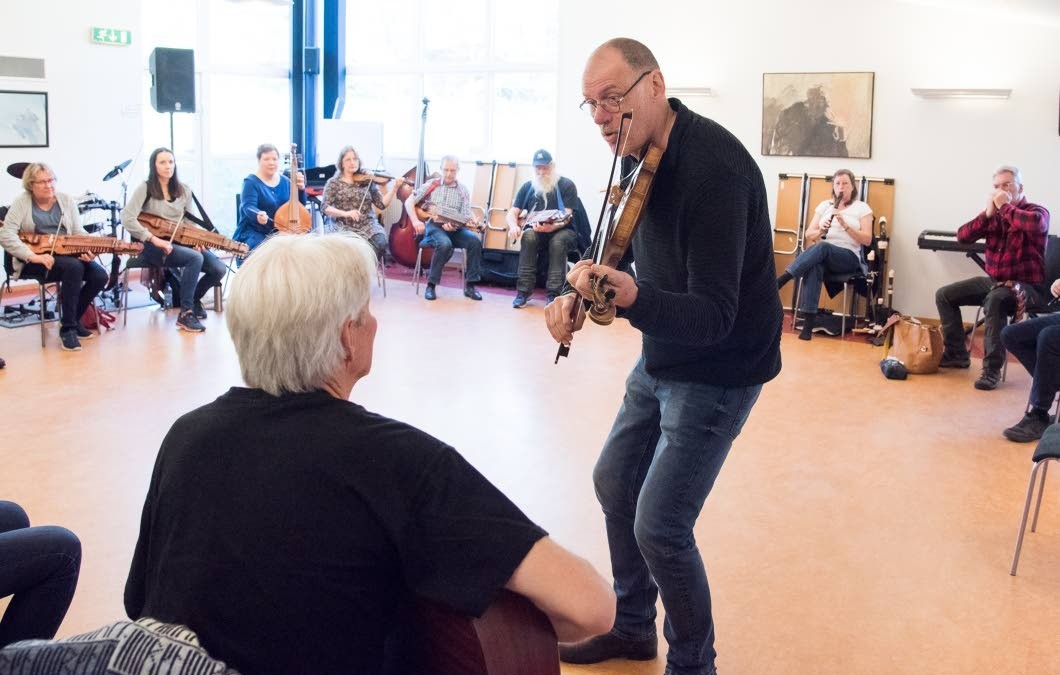 De Bjuder Upp Till Dans I Folkparken