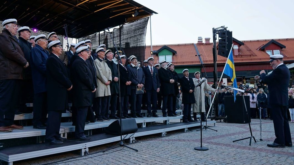 Västerviks manskör öppnade firandet traditionsenligt.