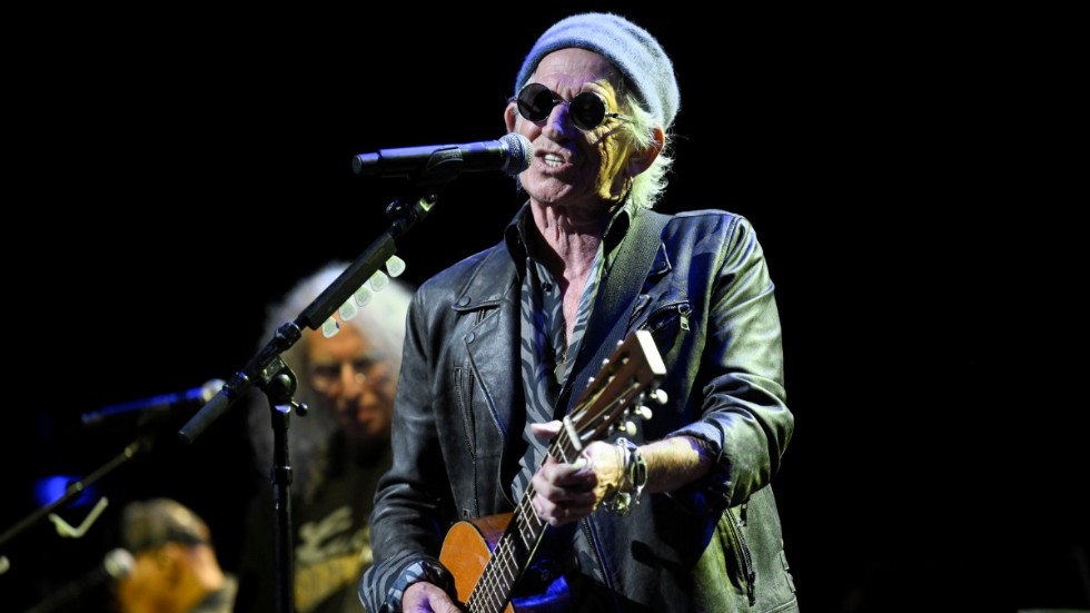 Keith Richards med X-Pensive Winos på scen i New York i förra veckan. "Jag lär mig fortfarande nya saker", säger han till TT och kallar gitarren "the thing".