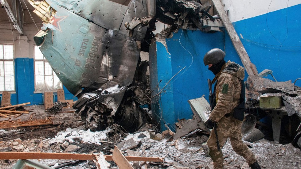 Insändarskribenten svarar Liberalernas insändare om att Sverige borde gå med i Nato.
Bilden: Ett ryskt bombplan som störtat in i ett hus i Charkiv, Ukraina, den 8 mars.