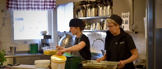 Kvinnorna i köket finns till för skolans elever: "Har nog en av Östergötlands finaste arbetsplatser"
