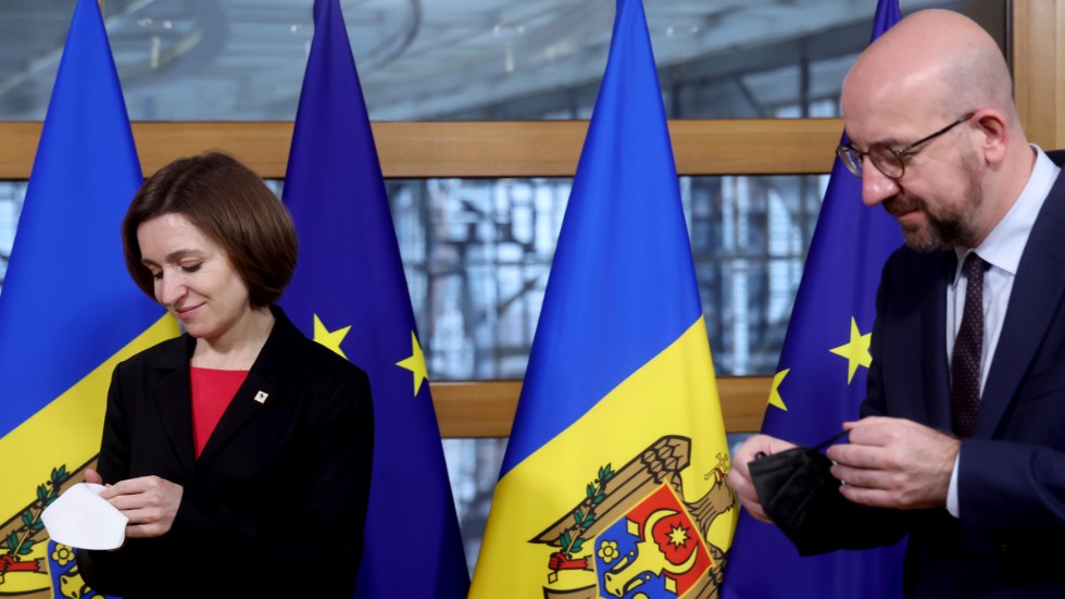 Moldaviens president Maia Sandu tillsammans med EU:s rådsordförande Charles Michel vid ett möte i Bryssel i december 2021. Arkivfoto.