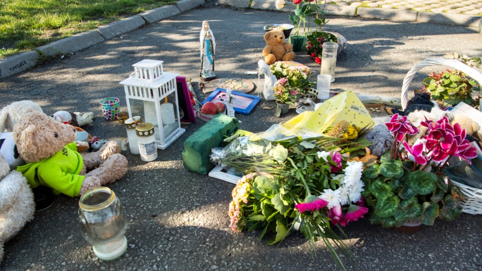 Blommor vid platsen där den tolvåriga flickan dödades i augusti 2020. Arkivbild.