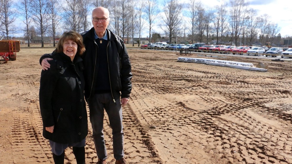 Det finns plats så det räcker för loppisarna, konstaterar Asta Pettersson och Bosse Bergman från Skeppet. Speciellt eftersom man fått lov att disponera den nya parkeringsplatsen också.
