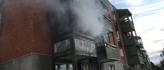 Fyra personer förda till sjukhus efter brand