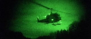 Därför hovrar helikoptrarna i mörkret över Luleå