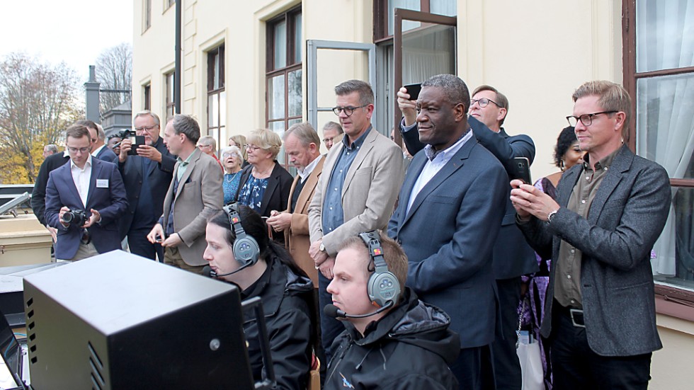 Denis Mukwege, som tilldelades Nobels fredspris 2018, följde uppvisningen med helikoptern från en terrass på andra våningen av Bjärka Säby slott tillsammans med särskilt inbjudna gäster.