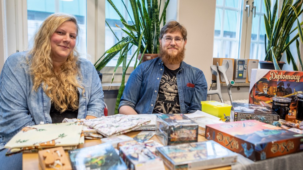 Malin Malmberg och Magnus Hansson krängde spel, böcker och annat, bland annat, på Gotlands spelkonvent Wiscon som ägde rum i tre dagar i Visby.