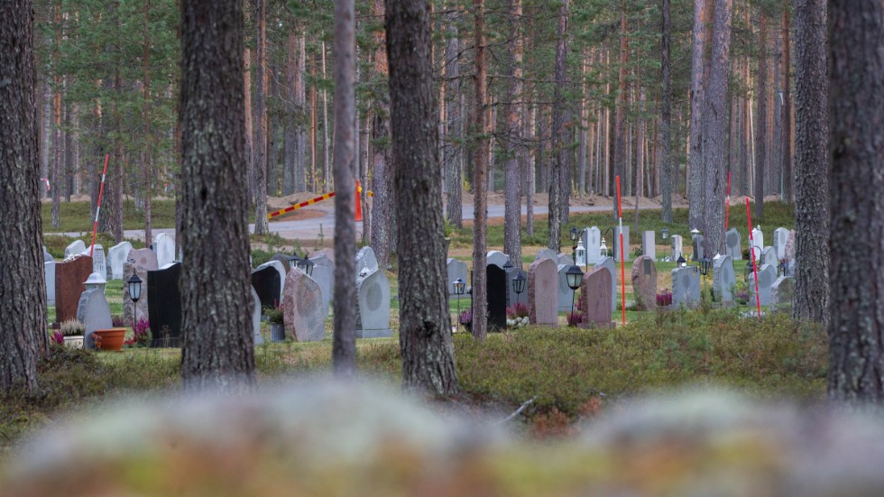 För att möta kommande behov med gravplatser i Piteå kommun kommer Hedens kyrkogård att expandera med nya gravfält.