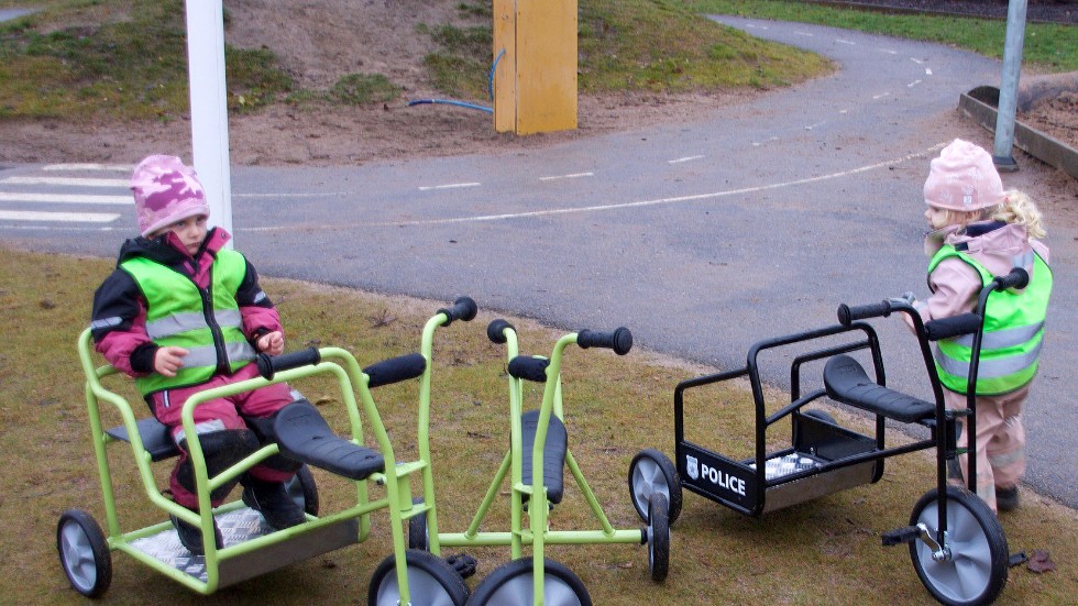 Nya trehjuliga cyklar till förskolan Blanka var en uppskattad gåva.