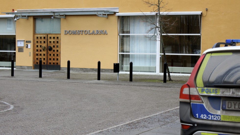 Linköpings tingsrätt har dömt en 37-årig man för att ha misshandlat sin son. 