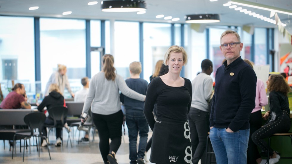 Maria Ringgren och Peter Sund,  resultatenhetschefer på Nyköpings högstadium är säkra på att mobilfri skoldag kommer att ge positiva effekter.