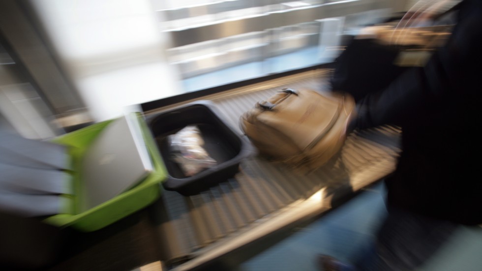 Handbagage passerar en röntgenapparat på Arlanda flygplats. Arkivbild.