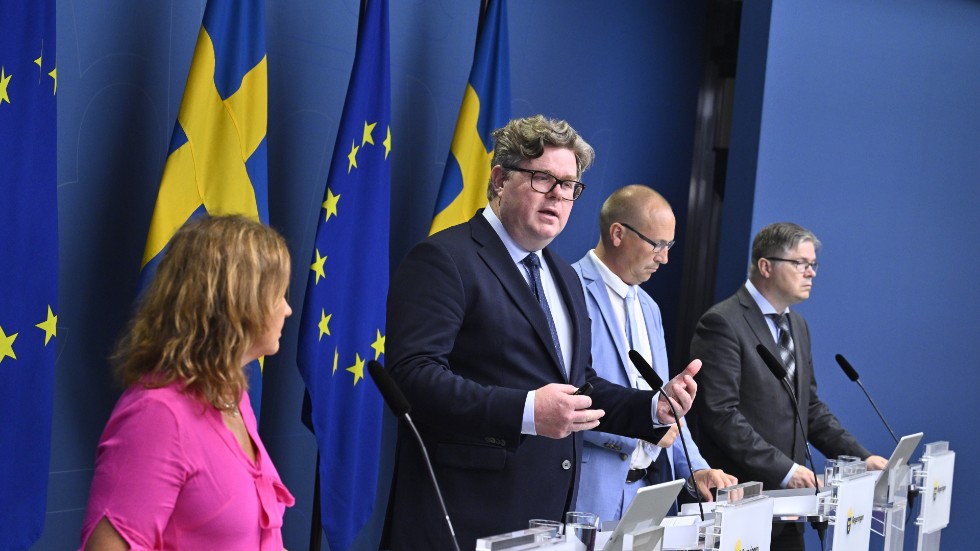 Justitieminister Gunnar Strömmer (M) presenterar en ny utredning tillsammans med representanter från L, SD och KD.