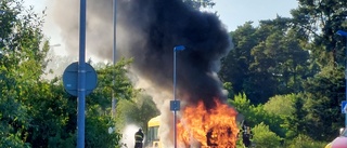 Gasbuss i lågor – inga skadade: "Bussen kommer bli helt utbränd"