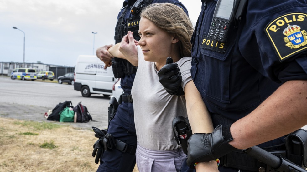 Polisen för iväg Greta Thunberg då man flyttar på klimataktivisterna från organisationen Ta Tillbaka Framtiden som blockerade infarten till Oljehamnen i Malmö. Arkivbild.
