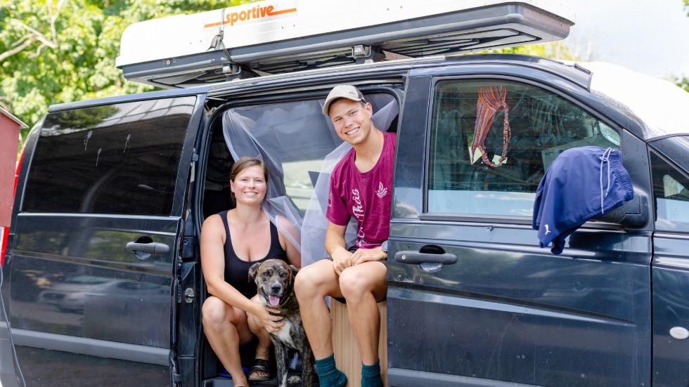 Studenten Tobias Horelt och Pia Sofie Måbö reser i en mindre husbil med sin hund.