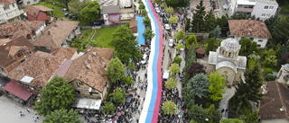 Protest med gigantisk flagga i Kosovo