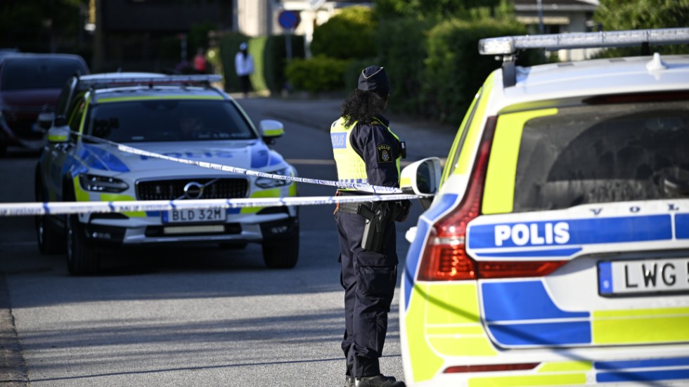 Polis på plats i Ängelholm efter att en flicka förts till sjukhus efter ett våldsdåd på måndagen.