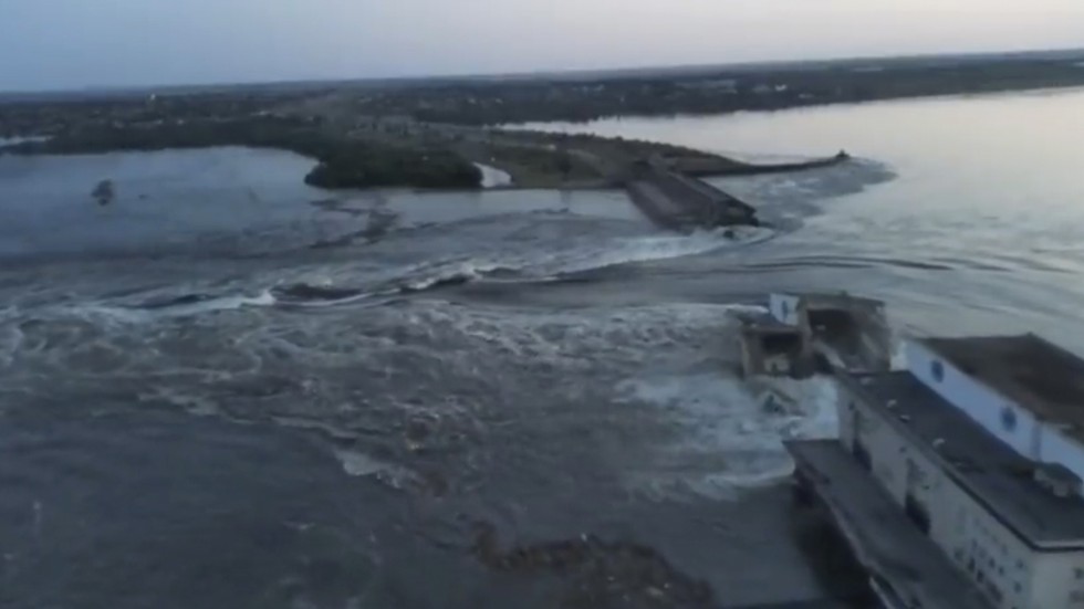 Enorma vattenmängder strömmar genom den förstörda kraftverksdammen i Nova Kachovka.
