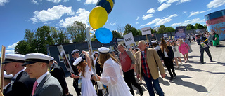 Här går studenttåget genom Enköping