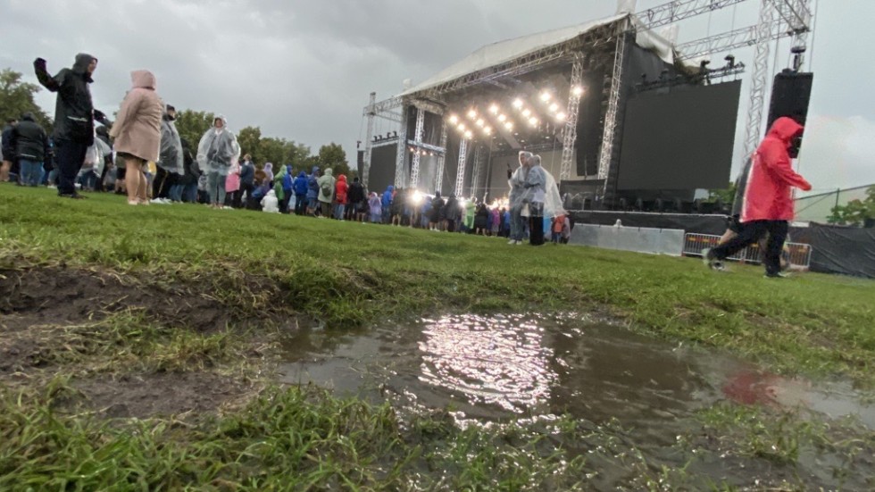 Regn och åska var nära att sabotera Lars Winnerbäcks konsert på Stångebrofältet.