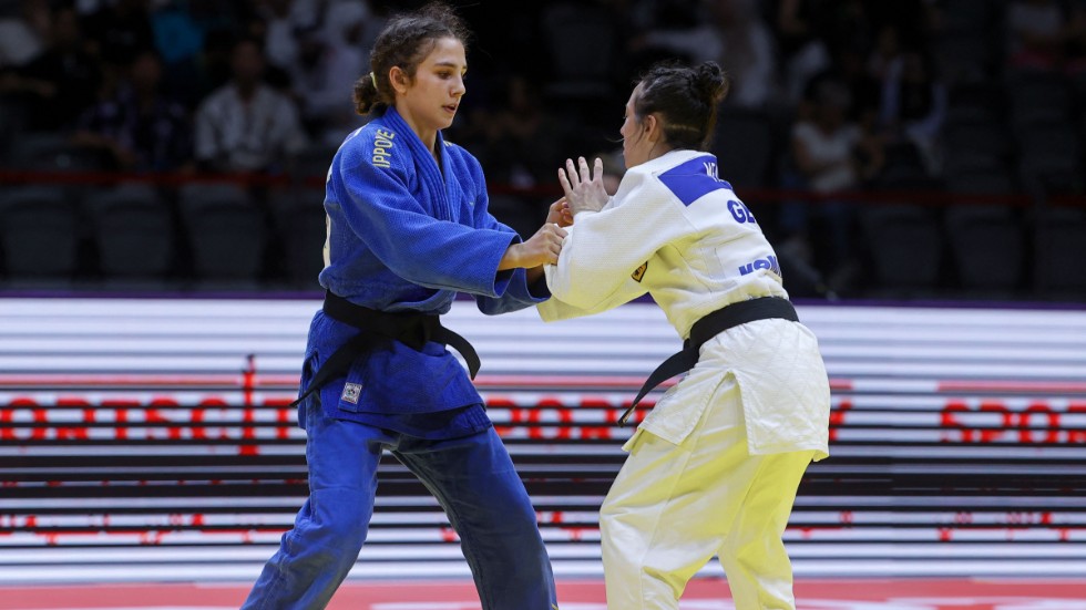 Tara Babulfath (i blått) var chanslös mot tyskan Katharina Menz (i vitt).