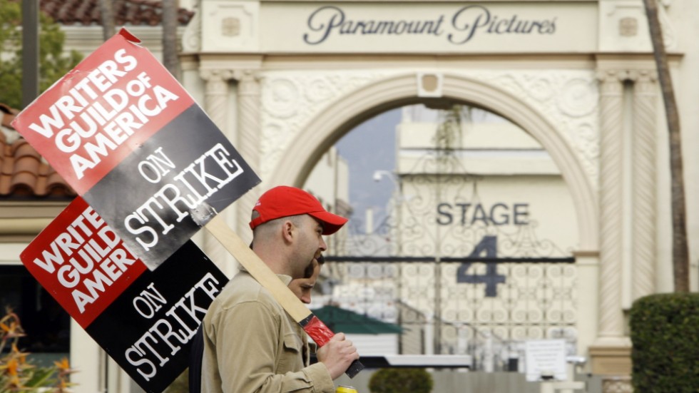 Strejkvakter utanför anrika filmbolaget Paramount i Los Angeles. Så såg det ut förra gången Hollywoods manusförfattare gick ut i strejk 2007–2008. Arkivbild.