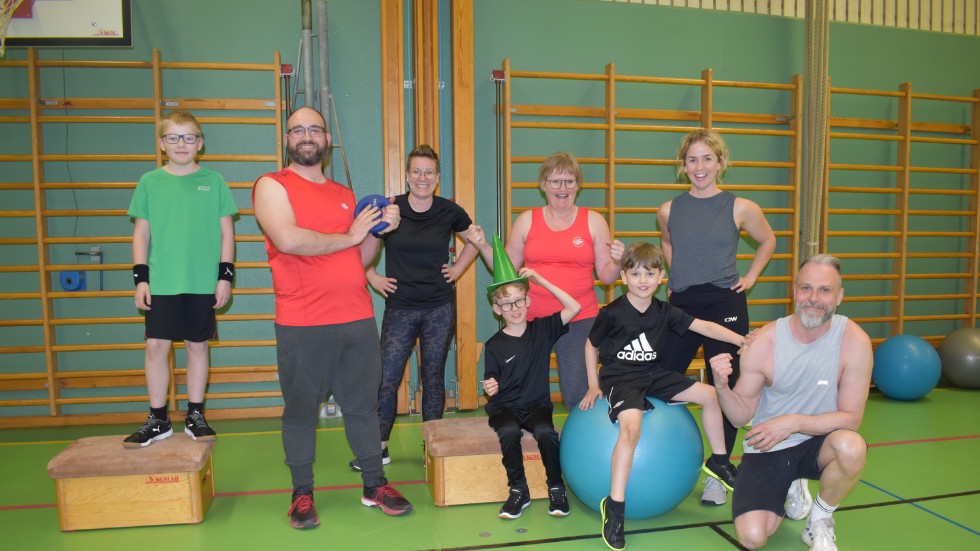 Ett gäng med träningssugna barn och vuxna. Familjefys är ett nytt inslag hos Friskis & Svettis i Vimmerby. 