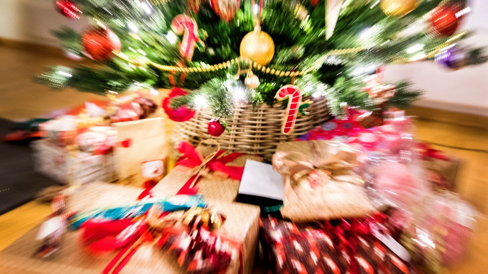 Med den kemikalieskatt som regeringen infört blir många av de vanligaste julklapparna dyrare.