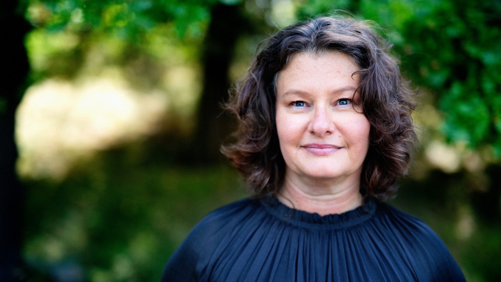 Åsa Leijon är född 1968. Hon bor i Uppsala och arbetar som gymnasielärare. "Drunkna tyst" är hennes debutbok.